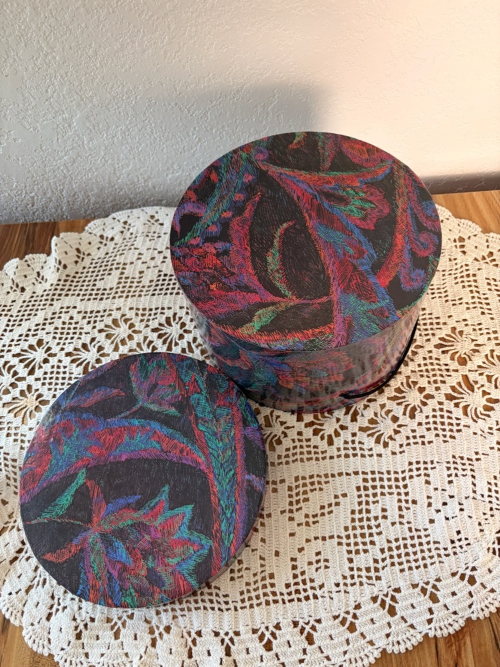 β¨π 1980s Circular Hat Box β Red, Purple, Turquoise & Blue πβ¨ - Picture 5 of 5